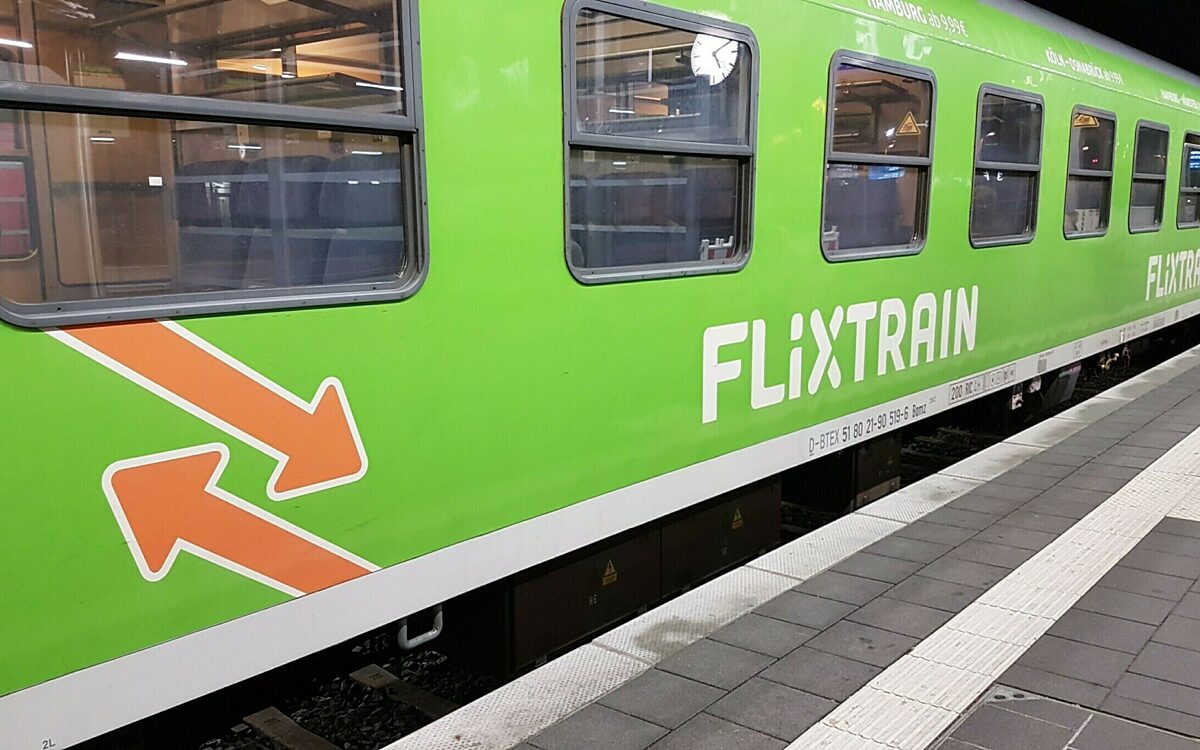 Ein Zug von Flixtrain im Würzburger Hauptbahnhof Ein Zug von Flixtrain im Würzburger Hauptbahnhof
